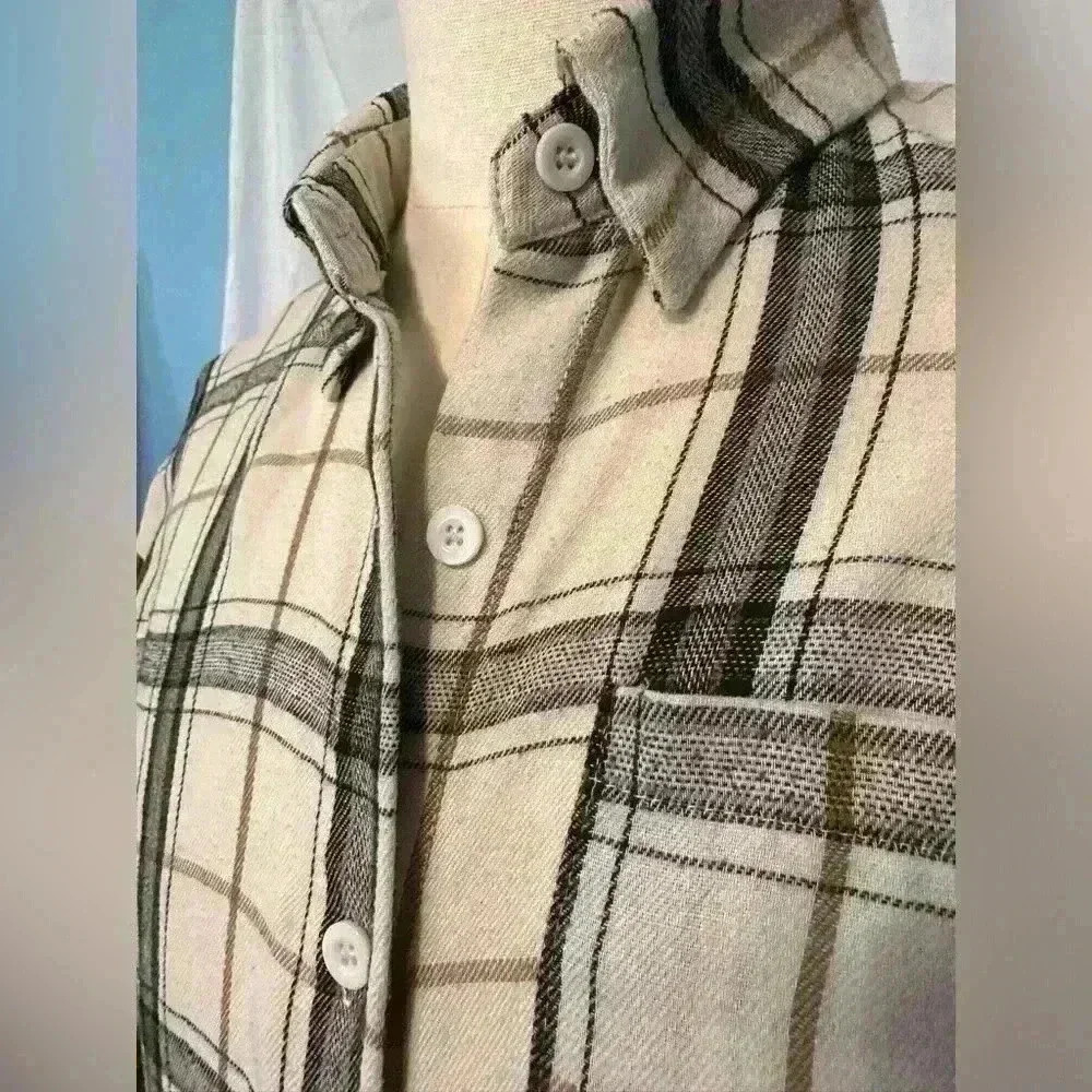 Women’s Plaid Long Sleeve Button Down Blouse. Womens Size Small.